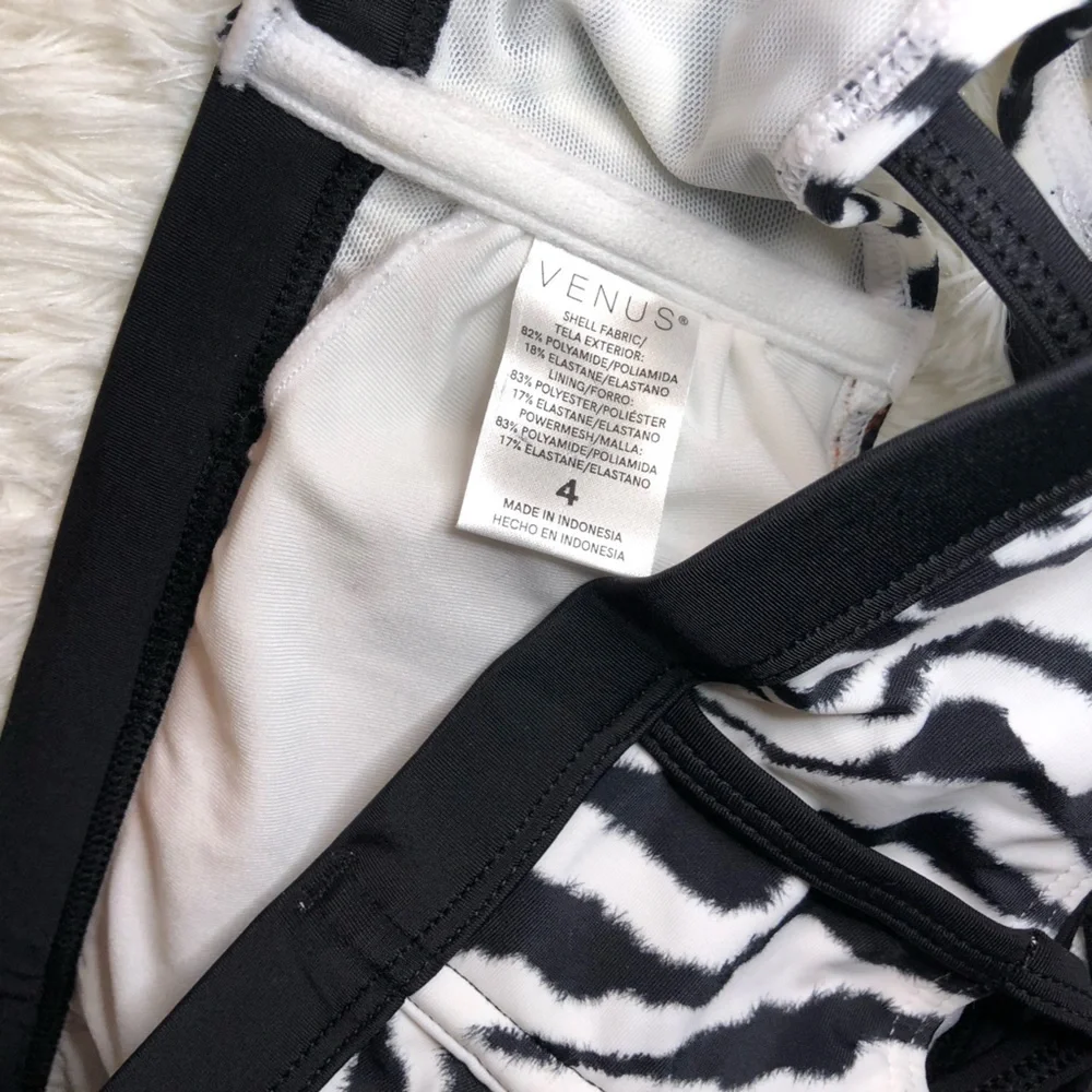 VENUS White, Black and Blue Graphic Animal print Bikini Top size 4 NWOT